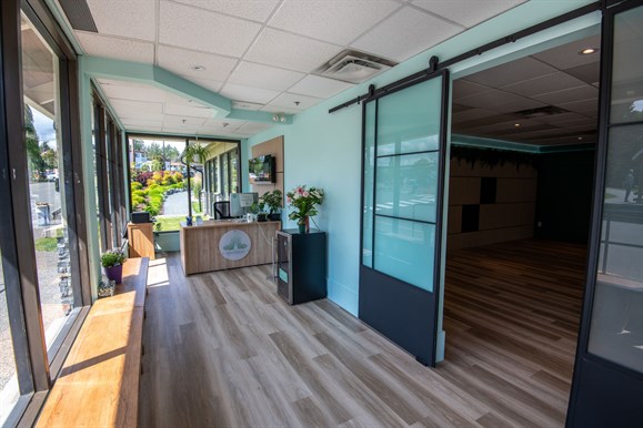 Guests from Bayside Oceanfront Resort holding freshly caught Coho salmon aboard French Creek Fishing